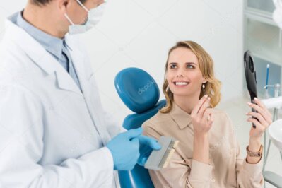 Odontólogo mostrando radiografía con implante dental colocado