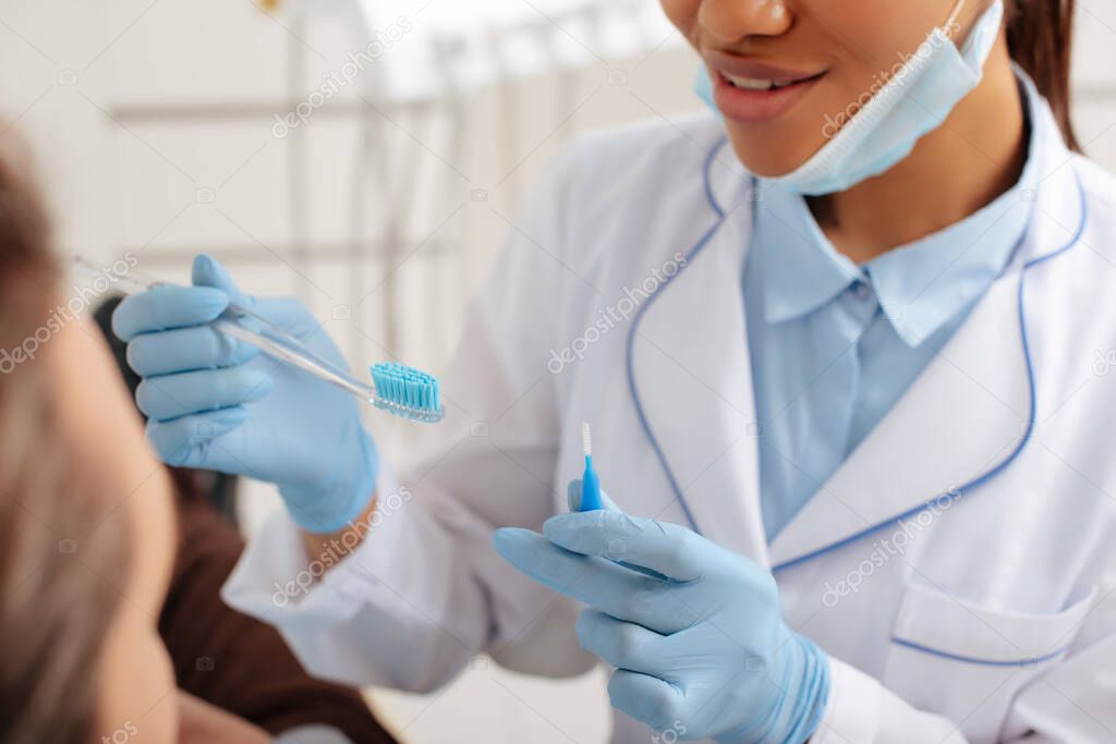 Higienista realizando limpieza dental profesional