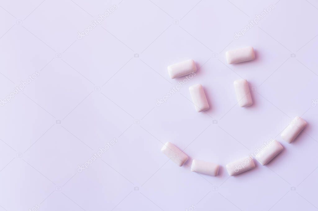 Persona comiendo de forma cómoda después de implantes dentales